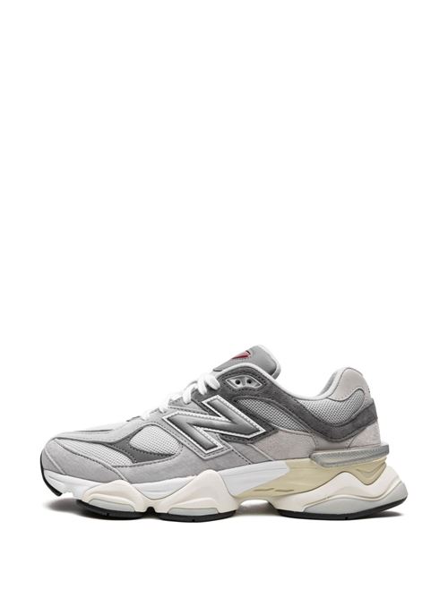 Sneaker 9060 di NEW BALANCE grigia e bianca in pelle scamosciata, caratteristica intersuola ABZORB®, inserti in rete e punta tonda. NEW BALANCE | U9060GRYGREY